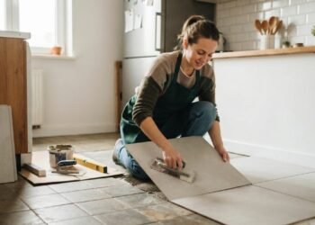 Chão de cerâmica na cozinha: arquitetos explicam por que essa tendência minimalista permite reformar o apartamento inteiro em somente um dia