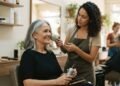 Marta tem 50 anos e aprendeu com um médico especialista em cabelos o que realmente ajuda a cuidar dos fios grisalhos, revelando dicas simples que fazem diferença na saúde capilar