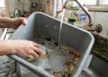 Como limpar a lixeira da cozinha e eliminar odores persistentes: especialistas explicam um método certo para acabar de vez com mau cheiro em casa