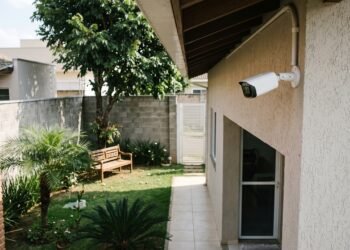 Câmera instalada no quintal revela que posição e altura do equipamento fazem diferença na segurança da residência