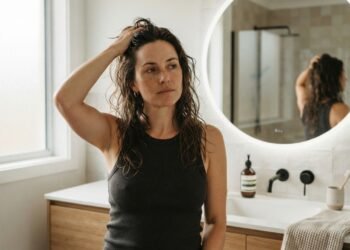 A queda de cabelo pode parecer bem maior durante o banho, mas dermatologistas explicam por que essa sensação engana e nem sempre é, de fato, um problema no couro cabeludo