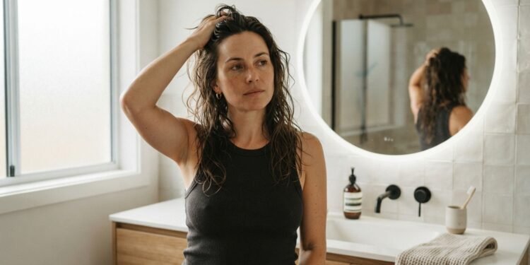 A queda de cabelo pode parecer bem maior durante o banho, mas dermatologistas explicam por que essa sensação engana e nem sempre é, de fato, um problema no couro cabeludo