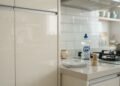 A gordura acumulada nos armários da cozinha fica difícil de remover quanto mais tempo o resíduo permanece, alertam especialistas em limpeza