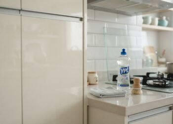 A gordura acumulada nos armários da cozinha fica difícil de remover quanto mais tempo o resíduo permanece, alertam especialistas em limpeza