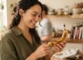 Bananas amadurecem rápido e podem estragar em poucos dias, mas especialistas em nutrição revelam cuidados simples que reduzem bastante o desperdício de alimentos em casa