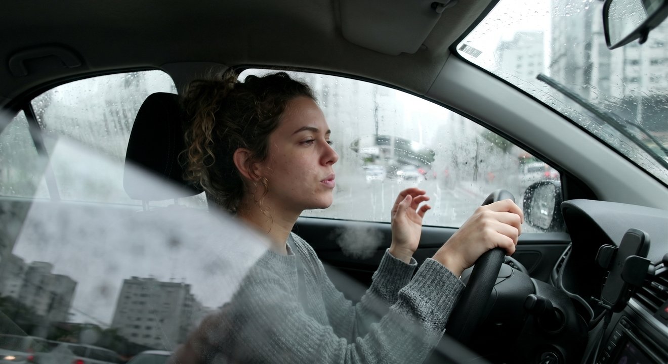 O motivo de os vidros do carro embaçarem tão rápido em dias de chuva