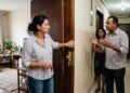 Herdeira mora sozinha há 4 anos em apartamento avaliado em R$ 580 mil, deixado pela mãe falecida, troca a fechadura e impede os dois irmãos de acessar o imóvel; familiares entram na Justiça pedindo arbitramento de aluguel proporcional pelo uso exclusivo do bem