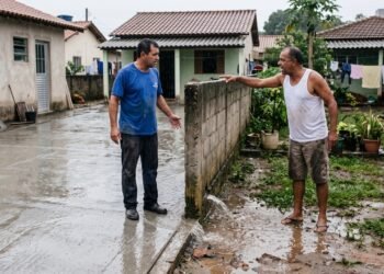 Depois de trocar todo o piso do quintal por concreto, água da chuva passa a correr para o terreno ao lado e gera discussão entre vizinhos