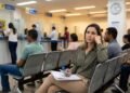 Cliente passa quase 2 horas esperando atendimento em agência bancária para resolver bloqueio de conta, descobre que a legislação municipal limita o tempo de espera e permite autuação pelo Procon, mas indenização por dano moral depende de circunstâncias adicionais além da demora
