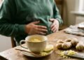 O chá de gengibre que entrou na rotina de quem quer aliviar aquela sensação de barriga pesada depois das refeições