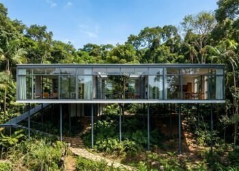Projetada sobre pilotis de aço integrados à Mata Atlântica, a icônica Casa de Vidro de Lina Bo Bardi flutua sobre a vegetação em São Paulo