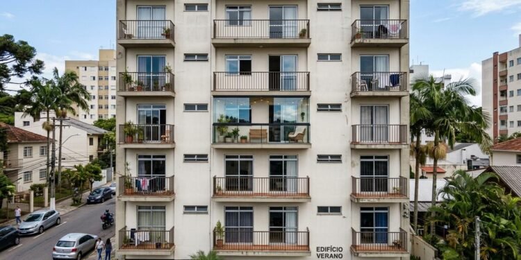 O artigo 1.336, inciso III, do Código Civil estabelece como dever do condômino não alterar a forma e a cor da fachada, das partes e das esquadrias externas.
