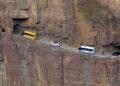 Com 1,2 km escavado à mão na parede de um penhasco por moradores locais, o Túnel de Guoliang na China virou uma das passagens mais perigosas
