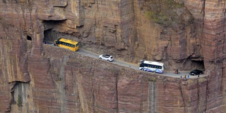 Com 1,2 km escavado à mão na parede de um penhasco por moradores locais, o Túnel de Guoliang na China virou uma das passagens mais perigosas