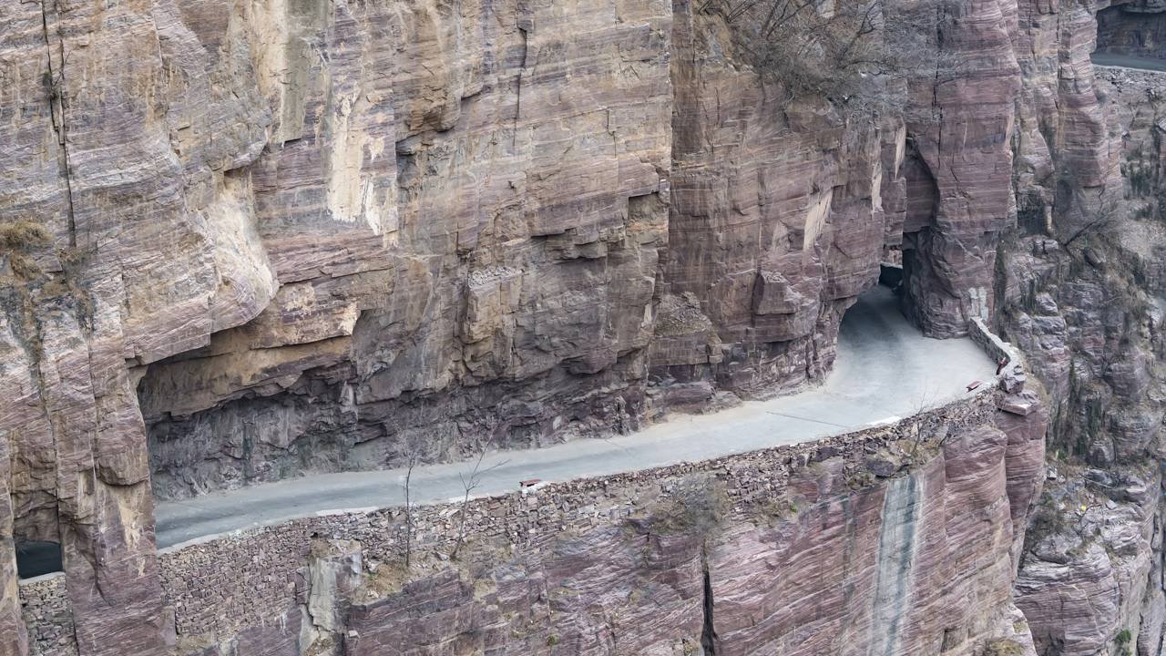 Com 1,2 km escavado à mão na parede de um penhasco por moradores locais, o Túnel de Guoliang na China virou uma das passagens mais perigosas