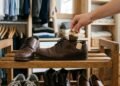 Adeus cheiro de mofo nos sapatos: colocar um saquinho de chá usado e seco dentro do calçado puxa a umidade e neutraliza odores no armário