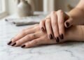 A tendência das "Cherry Cola Nails": a cor de esmalte misteriosa que dominou as redes sociais e promete ser o novo vermelho clássico