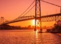 Com 821 metros de extensão e vão pênsil de 339 metros, a Ponte Hercílio Luz em Florianópolis é a maior estrutura suspensa de aço do Brasil