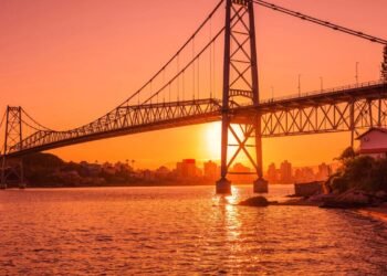 Com 821 metros de extensão e vão pênsil de 339 metros, a Ponte Hercílio Luz em Florianópolis é a maior estrutura suspensa de aço do Brasil