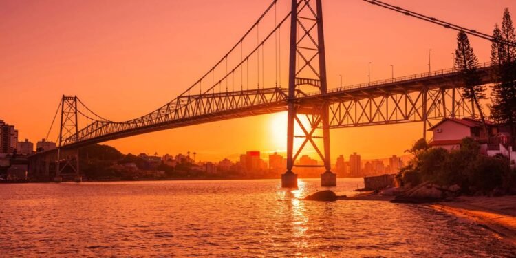Com 821 metros de extensão e vão pênsil de 339 metros, a Ponte Hercílio Luz em Florianópolis é a maior estrutura suspensa de aço do Brasil