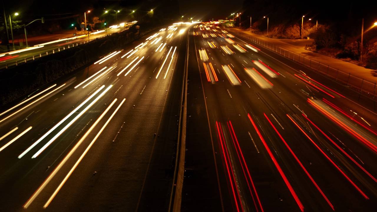Com trechos sem limite de velocidade e asfalto de alta tecnologia, a Autobahn alemã virou referência global de engenharia e segurança viária