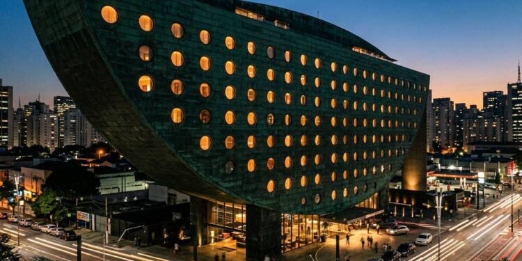 Com fachada de 100 metros em formato de barco invertido e concreto aparente, o Hotel Unique é um marco da arquitetura em São Paulo