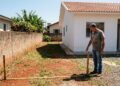 Homem compra terreno murado, constrói casa de R$ 350 mil e anos depois descobre que muro utilizado como referência estava um metro fora da divisa correta; proprietário vizinho aparece exigindo devolução da faixa ocupada