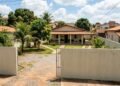Pai deixa filho morar de graça durante 18 anos em casa construída nos fundos do terreno da família, continua pagando IPTU e nunca faz contrato; depois de uma briga, decide vender toda a propriedade por R$ 730 mil e filho afirma que não pode ser obrigado a sair