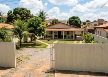 Pai deixa filho morar de graça durante 18 anos em casa construída nos fundos do terreno da família, continua pagando IPTU e nunca faz contrato; depois de uma briga, decide vender toda a propriedade por R$ 730 mil e filho afirma que não pode ser obrigado a sair