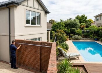 Vizinho reforma sobrado durante viagem da família e janela nova fica voltada diretamente para piscina da casa ao lado; proprietários exigem fechamento da abertura