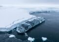 Novo iceberg de 76 km² se desprende da Groenlândia e revela sinais de que o colapso da geleira começou muito antes do rompimento