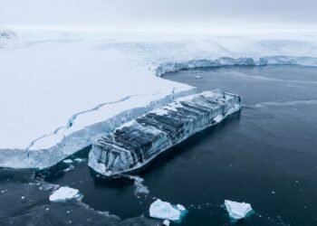 Novo iceberg de 76 km² se desprende da Groenlândia e revela sinais de que o colapso da geleira começou muito antes do rompimento