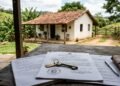 Caseiro trabalha por 22 anos em chácara e mora com a família em uma casa cedida pelo patrão; depois da demissão, afirma que o tempo no local lhe deu direito sobre o imóvel