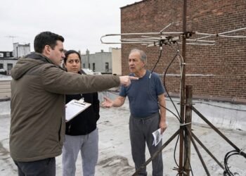 Morador permite que empresa instale antena no telhado em troca de desconto mensal, mas prédio é vendido anos depois e novo proprietário exige retirada imediata do equipamento