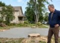 Proprietário aluga casa com jardim e árvores antigas, retorna depois de dois anos e descobre que inquilino cortou duas árvores e cimentou parte do quintal para criar estacionamento