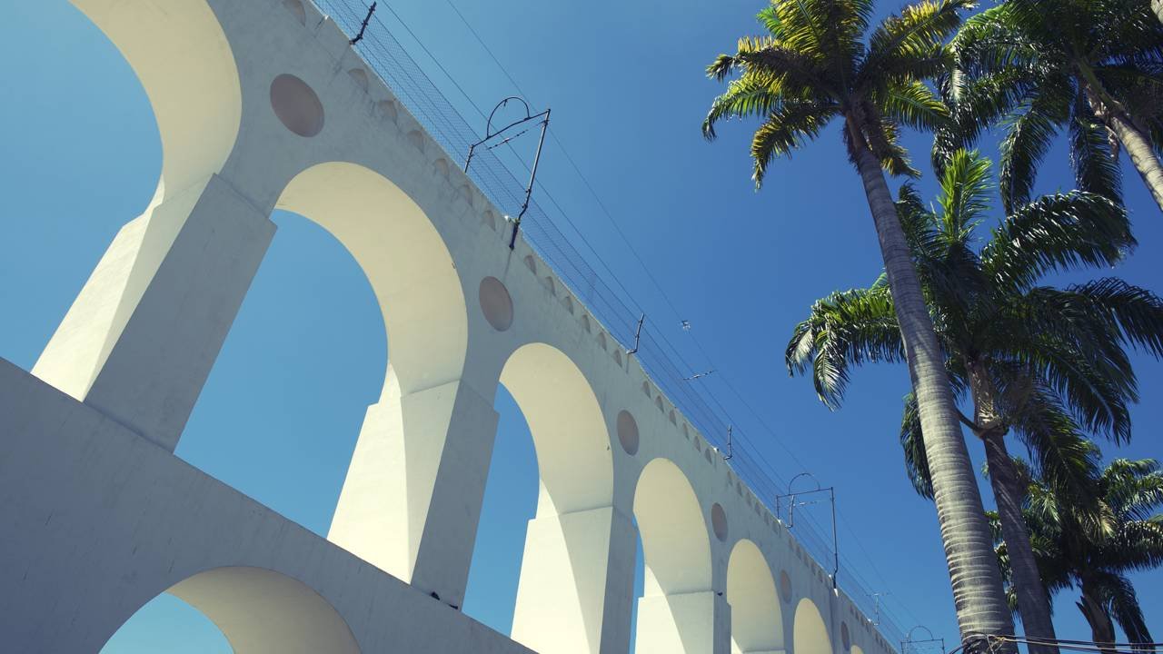 Construída no século dezoito com 42 arcos monumentais, a colossal estrutura colonial do Rio serviu de aqueduto e hoje sustenta o bondinho