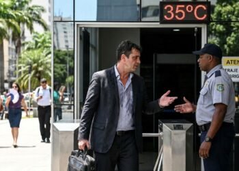 “Fui impedido de entrar no fórum por usar terno sem gravata”: a origem do dress code formal e a resistência do terno como símbolo de poder