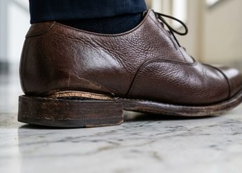 Por que alguns sapatos começam a fazer barulho ao caminhar