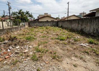 Comprador arremata lote em leilão judicial por R$ 190 mil, descobre pendência de taxa de preservação ambiental municipal não informada no edital e Justiça determina quitação pelo credor