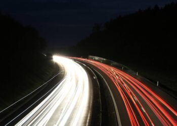 Com trechos sem limite de velocidade e asfalto de alta tecnologia, a Autobahn alemã virou referência global de engenharia e segurança viária