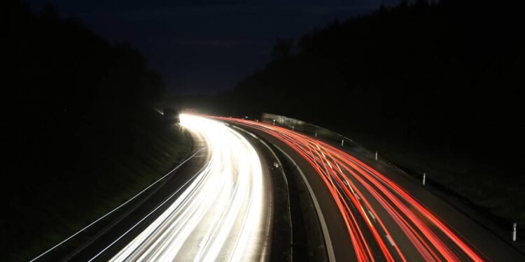Com trechos sem limite de velocidade e asfalto de alta tecnologia, a Autobahn alemã virou referência global de engenharia e segurança viária