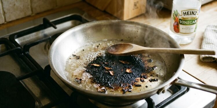 O detalhe é que o calor da água com os ingredientes certos solta a sujeira sem você precisar fazer força física.