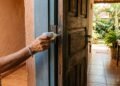 Os carpinteiros explicam: “Para impedir que uma porta range, simplesmente passar óleo nela não é suficiente.”