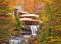 Com balanços de concreto armado suspensos sobre uma cachoeira, a célebre casa Fallingwater de 1935 virou ícone da arquitetura mundial