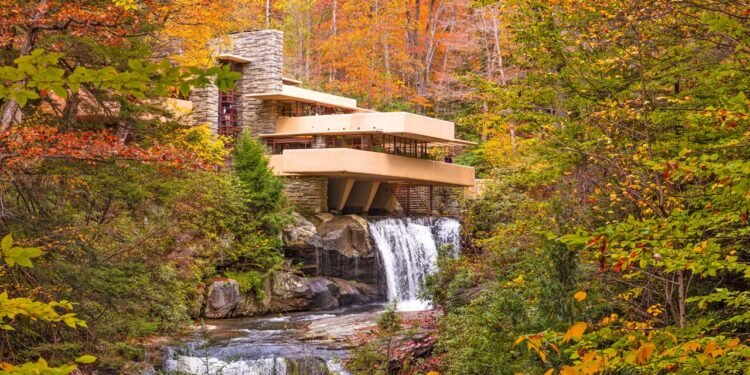 Com balanços de concreto armado suspensos sobre uma cachoeira, a célebre casa Fallingwater de 1935 virou ícone da arquitetura mundial