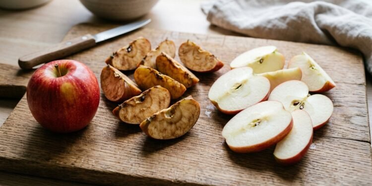 O sabor pode ficar ligeiramente mais amargo pela concentração de taninos, mas a estrutura biológica do alimento permanece segura para o consumo imediato.