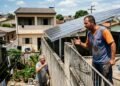 Morador instala painéis solares na cobertura com projeção que avança sobre o limite do lote contíguo e vizinho exige adequação