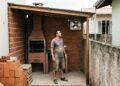 Proprietário constrói churrasqueira coberta no fundo do quintal e direciona chaminé para imóvel ao lado; fumaça passa a entrar pelas janelas e conflito entre vizinhos termina em pedido para alterar a obra
