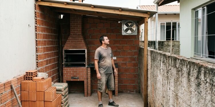 Proprietário constrói churrasqueira coberta no fundo do quintal e direciona chaminé para imóvel ao lado; fumaça passa a entrar pelas janelas e conflito entre vizinhos termina em pedido para alterar a obra