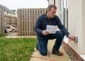 Homem autoriza vizinho a utilizar sua tomada externa durante obra por alguns dias e, meses depois, percebe aumento constante na conta e descobre extensão ainda conectada ao imóvel ao lado